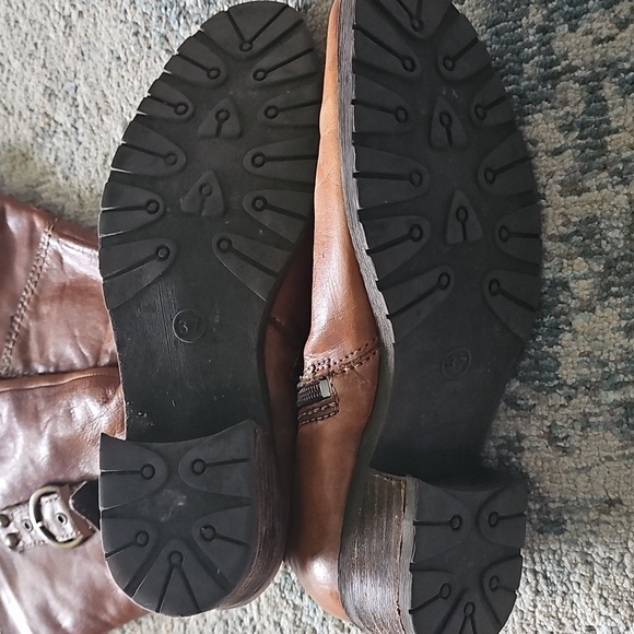 Cognac Leather Heeled Boots with Vintage Buckle Details - Picture 2 of 2